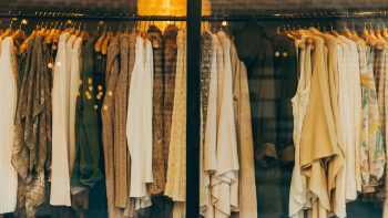 Roupas em espanhol: peças, tamanhos e frases para compras